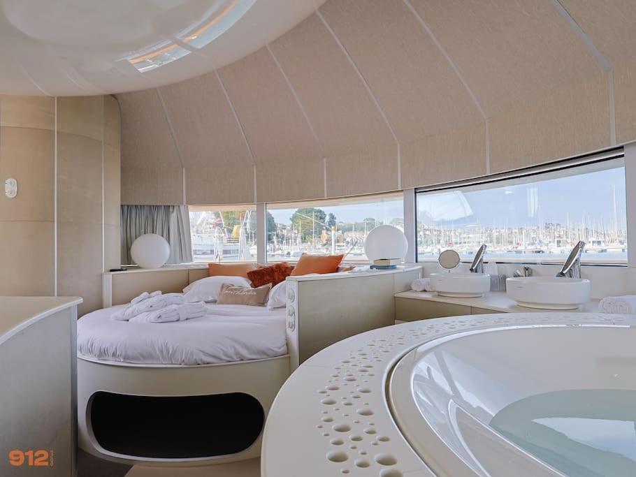Anthenea Suite Hoteliere Flottante Перро-Гирк Экстерьер фото