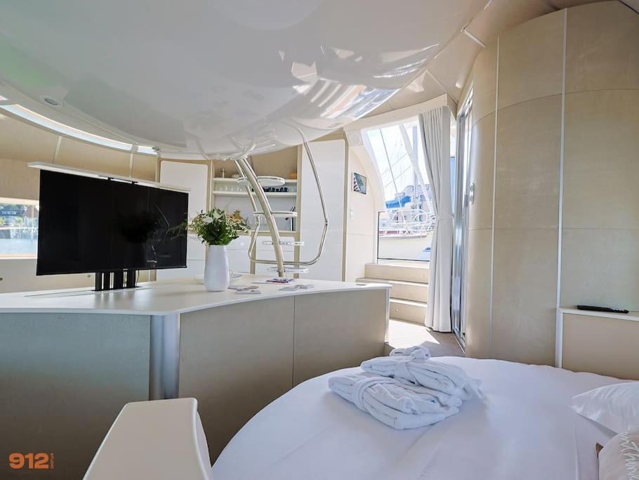 Anthenea Suite Hoteliere Flottante Перро-Гирк Экстерьер фото